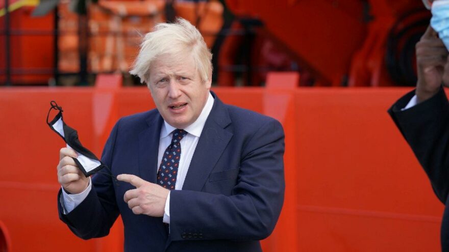 Boris Johnson’ın coronavirüsü için yeni yol haritası merak konusu oldu