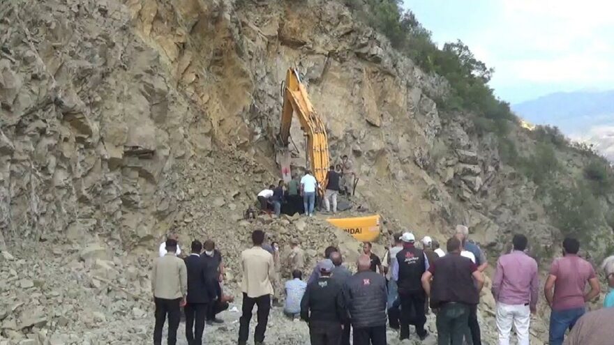 Heyelanda iş makinasında mahsur kalan işçi öldü