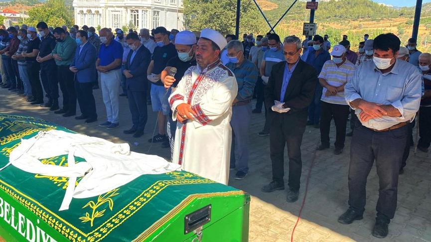 10 yaşındaki Merve, tabutunun üzerine en sevdiği elbisesi koyularak son yolculuğuna uğurlandı