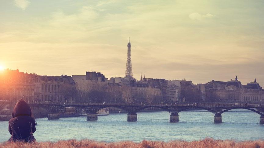 Paris’te tarihi köprüde yangın