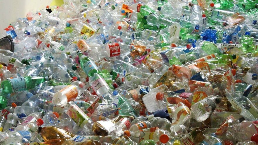 Yılda 9 milyar pet şişe satılan Türkiye niye çöp ithal ediyor?