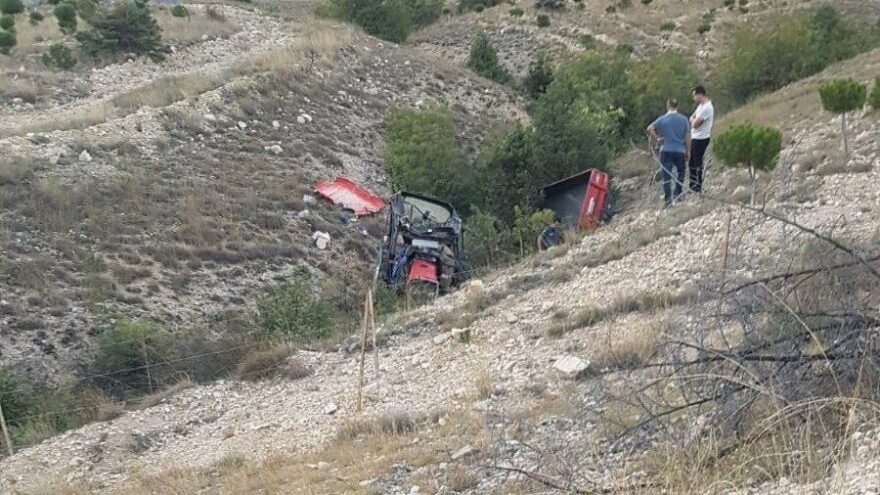 Traktör kontrolden çıkıp şarampole devrildi: 2 ölü