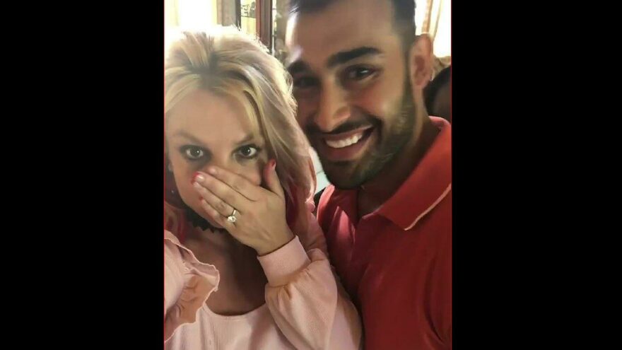 Britney Spears 12 yaş küçük sevgilisiyle nişanlandı