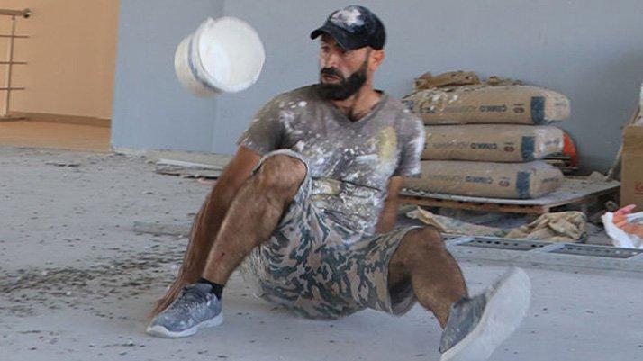 İnşaatta kova sektiren ‘Urfalı Maradona’, performansıyla etkiliyor