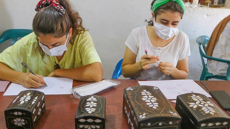 Midye kabuklarından sandık yapıp satıyorlar
