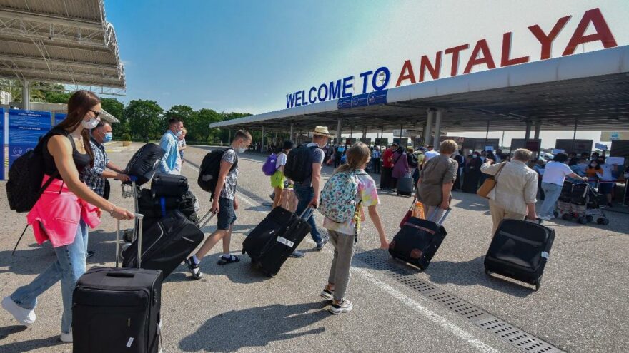 Antalya’ya gelen turist sayısı pandemi öncesine uzak
