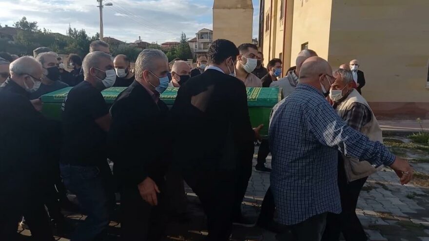 Aşı yaptırmayan sağlık memuru coronaya yenik düştü
