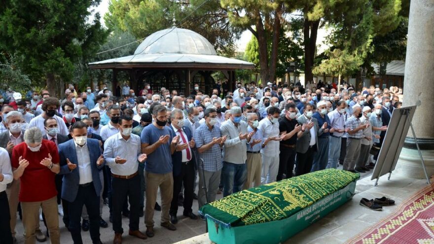 Aşı olmayan doktor Manisa’da son yolculuğuna uğurlandı