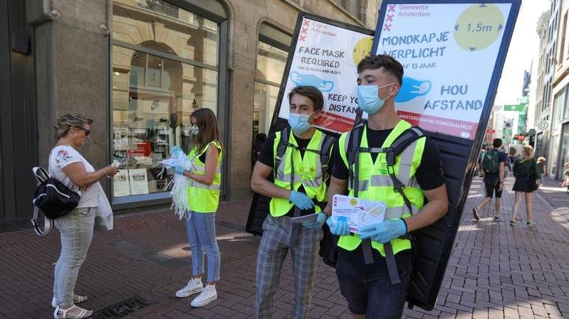 Hollanda’dan yeni karar: Sosyal mesafe kuralı kalkıyor