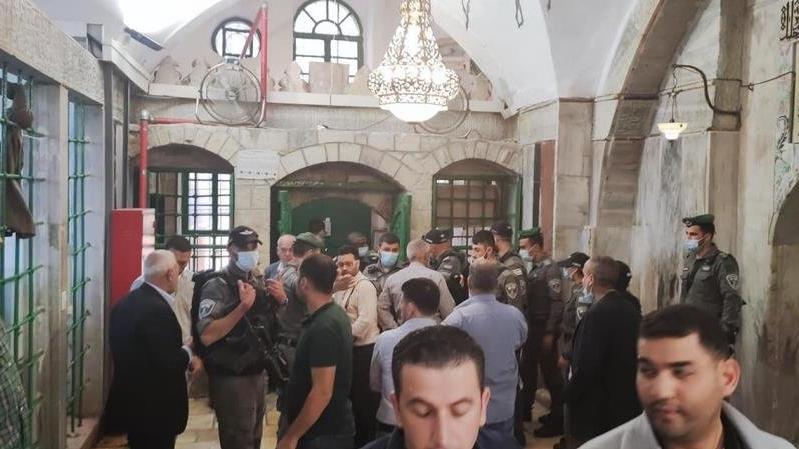 İsrail güçleri camide ibadet edenleri zorla dışarı çıkardı
