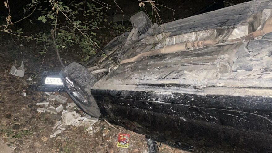 Kaza yapan otomobil uçurumdan yuvarlandı: 3 yaralı