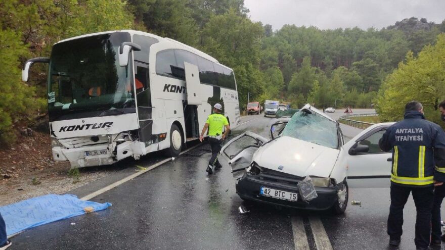 Antalya’da otobüs ile otomobil çarpıştı: 2 ölü, 2 yaralı