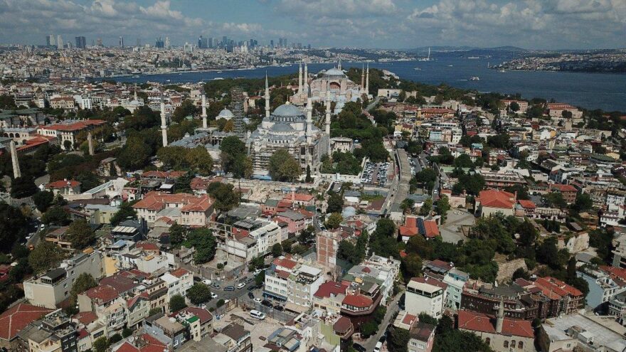 Ayasofya’nın yanında Bizans saray kalıntıları çıktı otel inşaatı durmadı