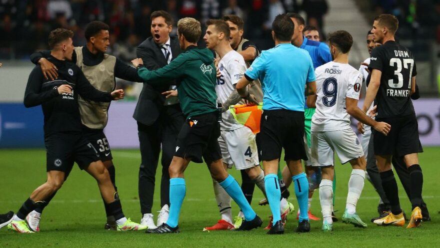 Eintracht Frankfurt-Fenerbahçe maçının uzatma dakikalarında ortalık karıştı