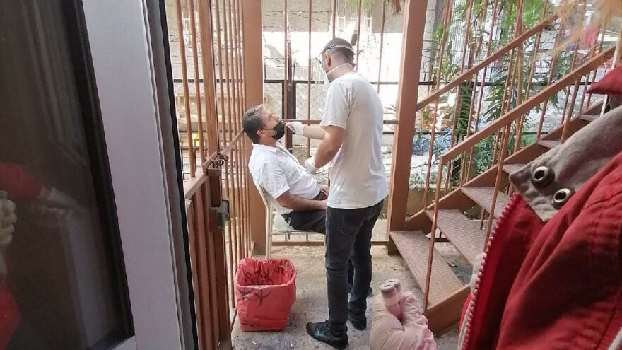 Cumhurbaşkanı Erdoğan’ın ziyareti öncesi gazetecilere merdiven altı PCR testi