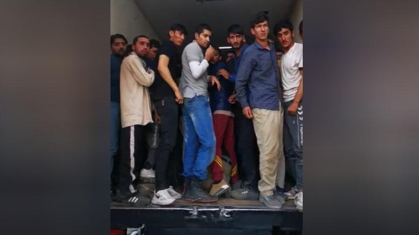 Van’da kapalı kasa kamyonda Afganistan uyruklu 158 kaçak göçmen yakalandı