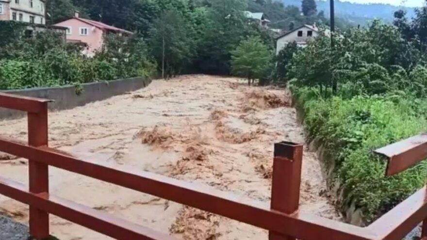 Giresun’da sağanak etkili oldu, dereler taştı