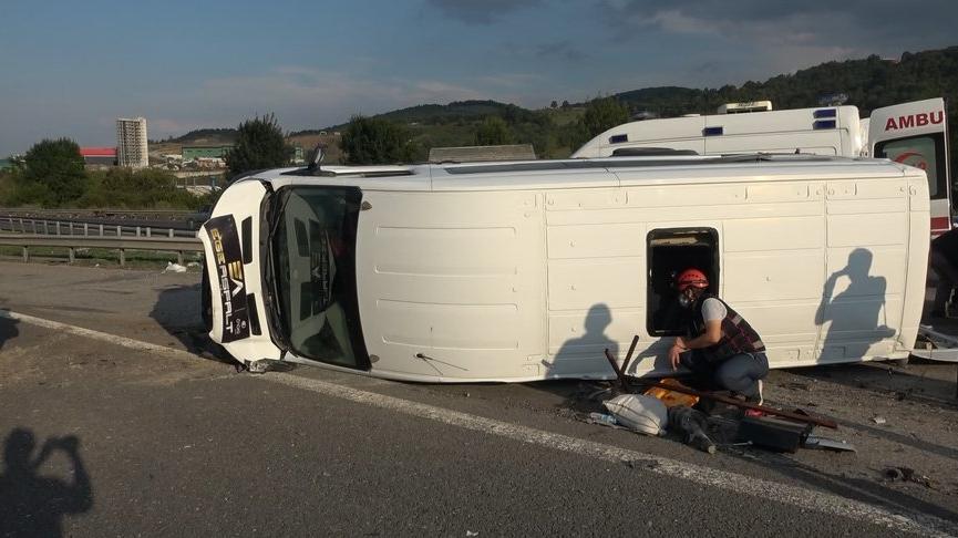 Otoyolda hatalı dönüş yapan minibüse otomobil çarptı: 8 yaralı