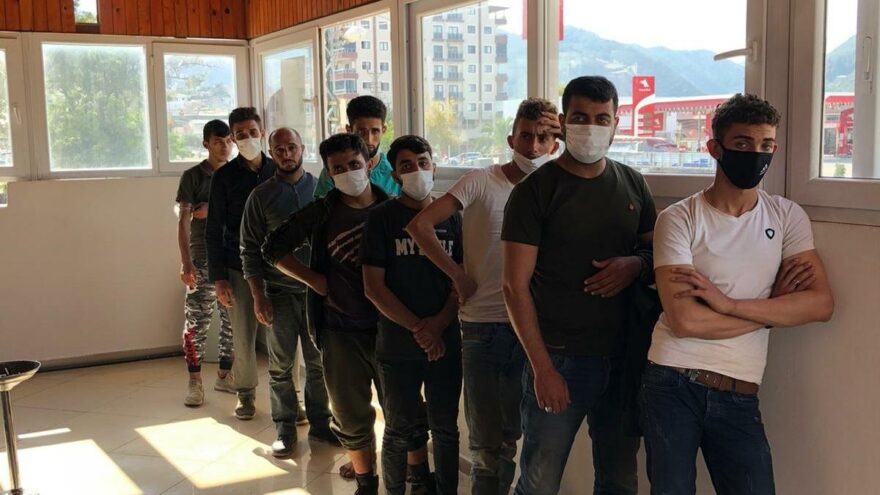 Hatay’da 30 kaçak göçmen yakalandı
