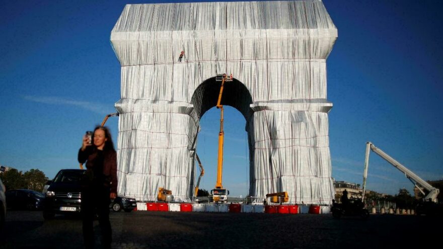Paris’teki Arc de Triomphe anıtı sanat için kumaşa sarıldı