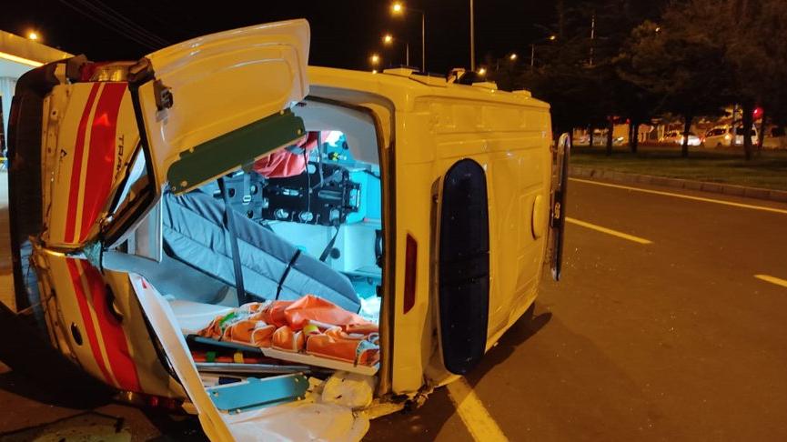 Trafik kazasında yaralanan hastayı taşıyan ambulans ile otomobil çarpıştı