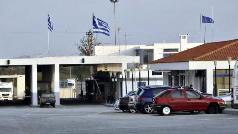 Yunanistan’dan 3 kişi 6 sahte pasaportla Türkiye’ye geçerken yakalandı