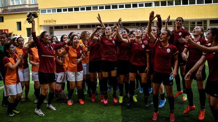 Galatasaray Kadın Futbol Takımı, sporseverlerle buluştu