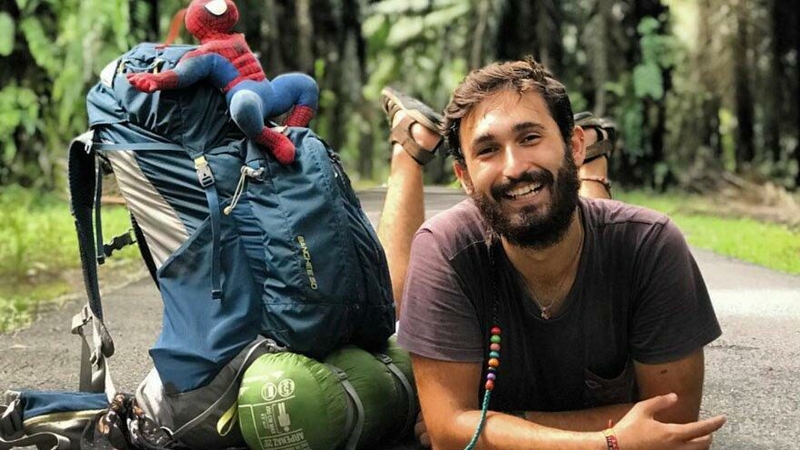 Bileklik satarak dünyayı geziyor