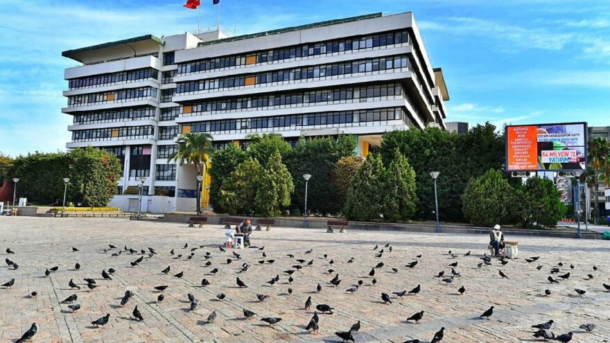 İzmir’de belediye binası tartışması