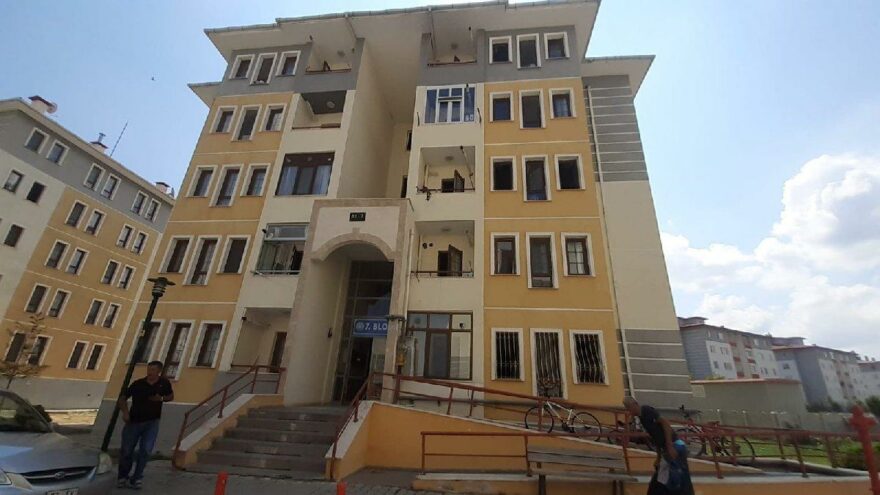 Anne ve 2 yaşındaki kızının 4. kattan atladığı yangınla ilgili site yönetimi müteahhidi suçladı