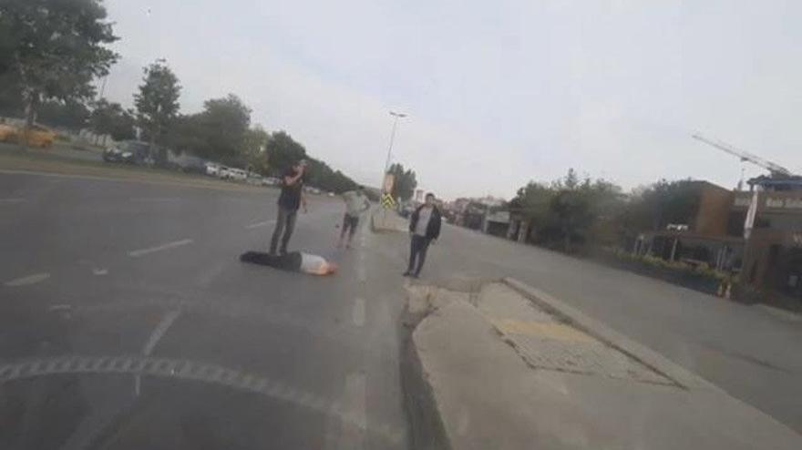 Otomobil, kırmızı ışıkta geçen yayalara çarptı