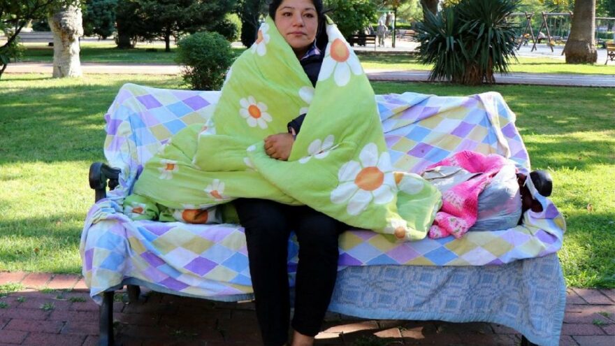 3 aydır parkta yaşayan kadın için yetkililer harekete geçti
