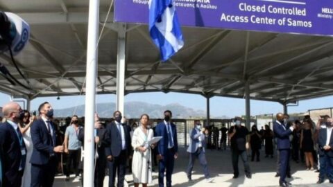 Avrupa’nın en büyük göçmen kampı Sisam Adası’nda protestolarla açıldı