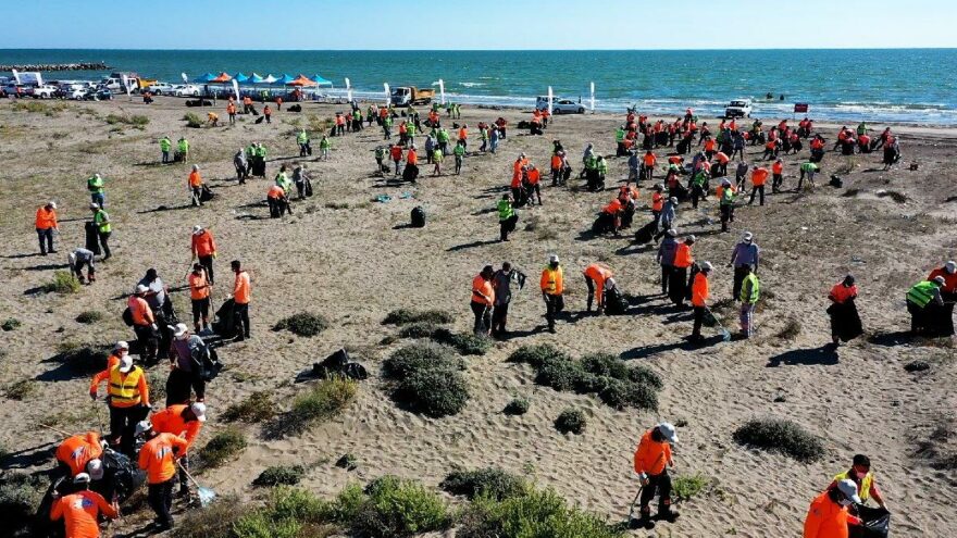 Mersin sahillerinden kamyonlar dolusu çöp çıktı