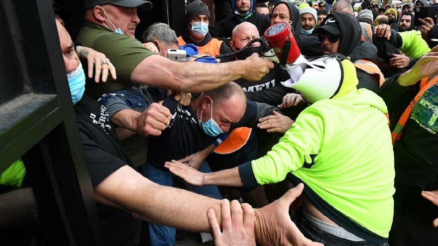 Avustralya’da aşı protestosu! Arbede çıktı