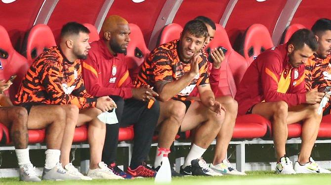 Galatasaray’da maç bitimi gerilim! Formasını çıkarıp yere attı…