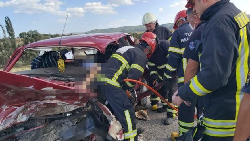 İki otomobil kafa kafaya çarpıştı: 2 ölü, 2 yaralı