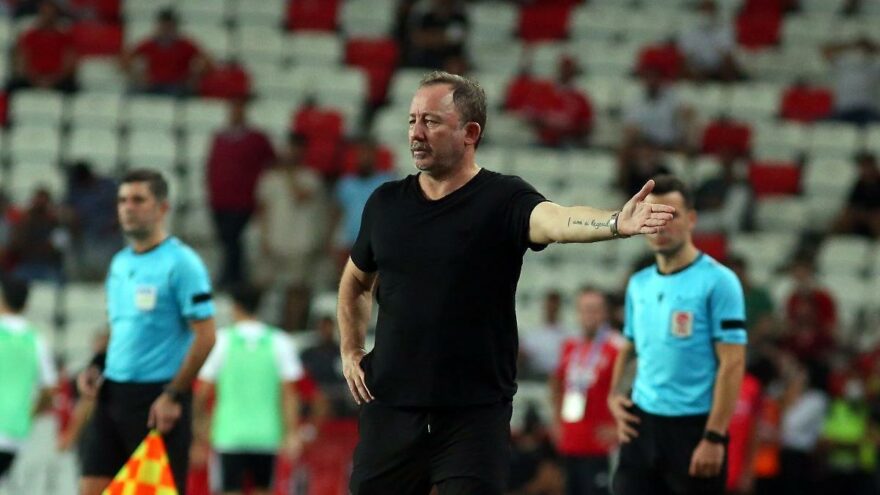 Beşiktaş’ın Antalya’daki geri dönüşünde fitili Sergen Yalçın’ın sözleri ateşledi