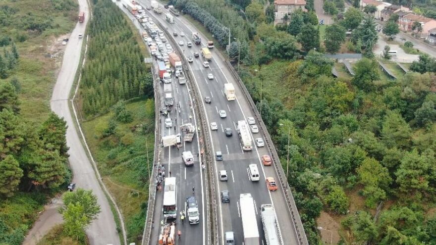TEM’de 9 araç birbirine girdi, trafik durdu