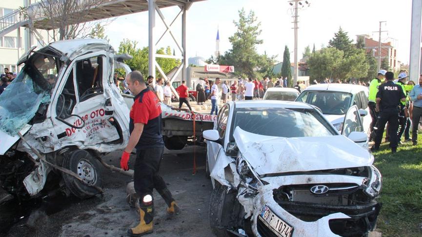 Freni boşalan TIR 6 aracı biçti, ortalık savaş alanına döndü