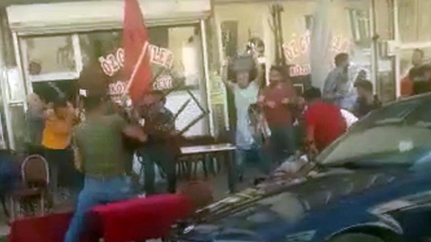 Çayevi önünde masa ve sandalyelerle birbirlerine girdiler: 12 gözaltı