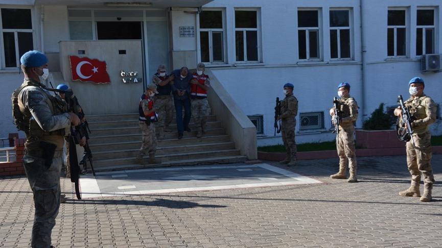 Cinayet şüphelisi kayalıkların arasında yakalandı