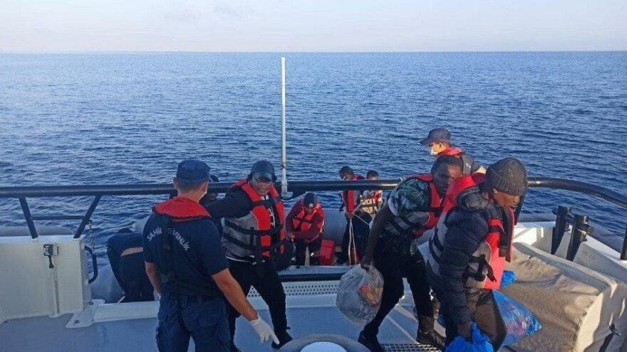 Yunan askerinin Türk karasularına ittiği göçmenler kurtarıldı