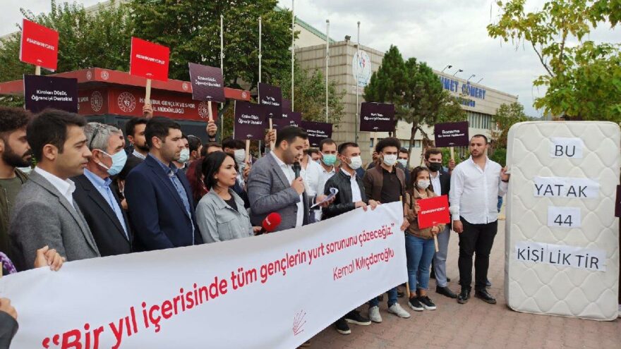 Yurt protestosu: 44 kişiye bir yatak düşüyor