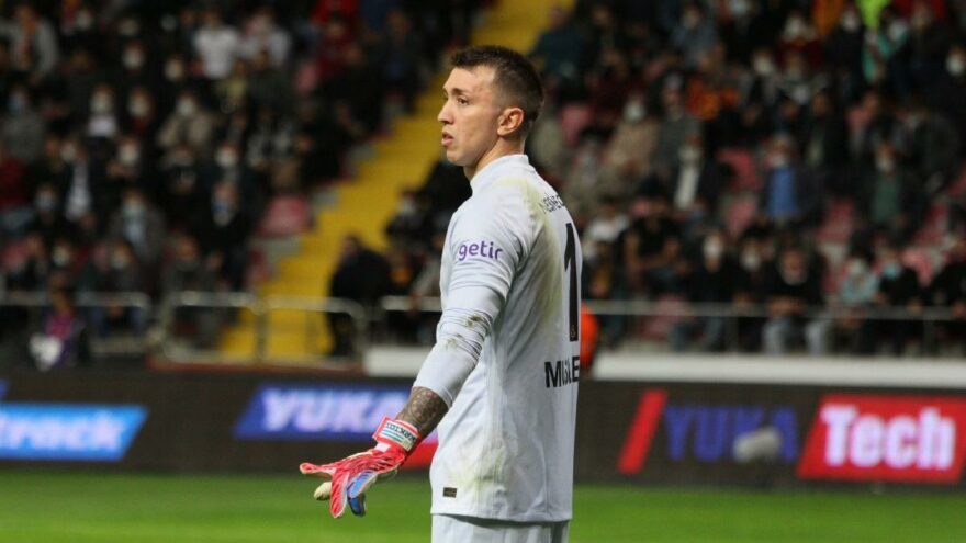 Muslera: Herkesin kendi performansına bakıp…