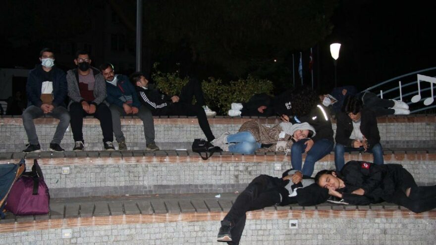 Öğrenciler geceyi parkta geçirdi, vali ‘yurt talepleri yok’ açıklaması yaptı