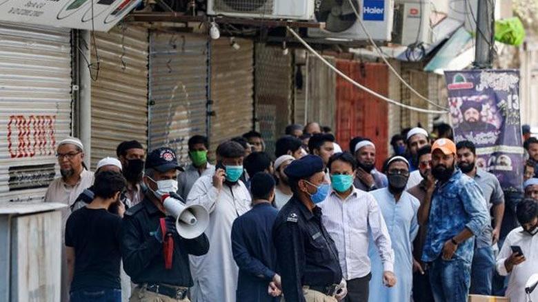 Pakistan’da corona aşısı olmayanlar gözaltına alındı