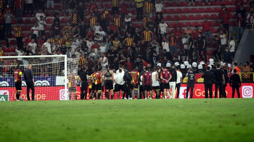 Göztepe taraftarlarından futbolculara sert tepki!