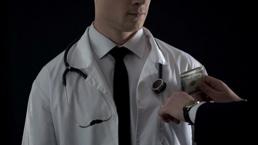 Sağlık Bakanlığı’nda rüşvet soruşturması! Doktorlara ‘ilaç yazın’ diye 37 milyon euro verildi iddiası