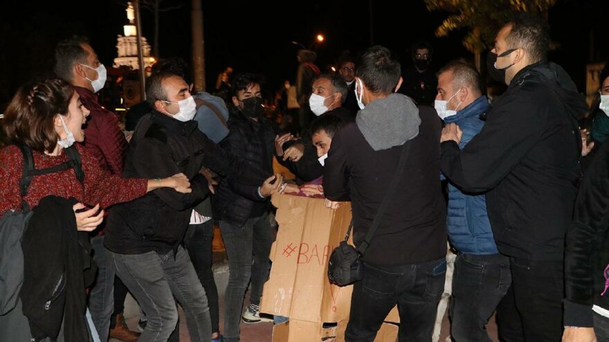 Geceyi parkta geçirmek isteyen öğrenciler gözaltına alındı